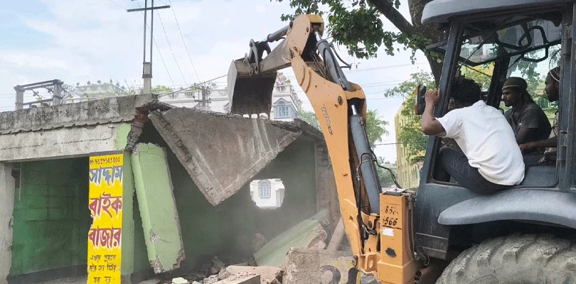 বহরমপুরের উত্তরপাড়া মোড়ে ১২ নম্বর জাতীয় সড়কের পাশে প্রশাসনের উদ্যোগে শুরু হল অবৈধ নির্মাণ ভাঙার কাজ