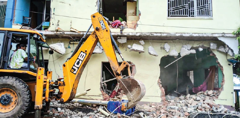হাইকোর্টের নির্দেশ, বুলডোজারে ভাঙল টাকির দু’টি গেস্ট হাউস