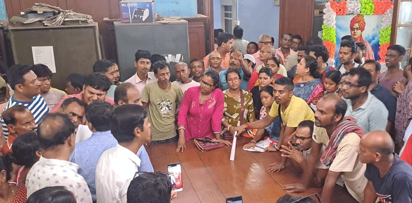 হলদিয়া পুরসভায় মজুরি বাড়ানোর দাবিতে বিক্ষোভ সাফাই কর্মীদের,  মজুরি না বাড়ালে কর্মবিরতির হুঁশিয়ারি