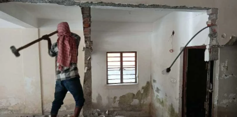 শিলিগুড়ি:  আবাসনের গ্যারেজে ফ্ল্যাট বানিয়ে বিক্রি, ভেঙে দিল পুরসভা