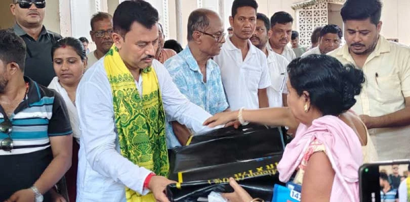 দিনহাটা পুরসভার বন্ধ ঘরে পড়ে ত্রাণ সামগ্রী, তালা খুলে বিলি করলেন বিধায়ক অজয় রায়