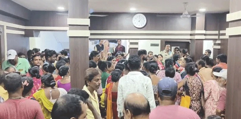 অন্নপূর্ণা যোজনার টাকা না পেয়ে বোলপুর পুরসভায় বিক্ষোভ দেখালেন মহিলারা