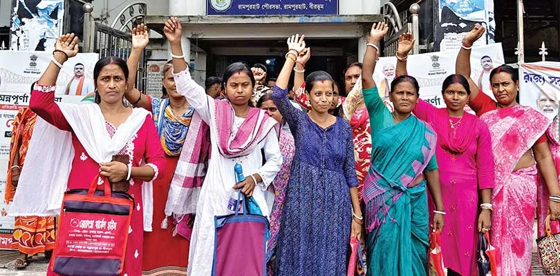 অন্নপূর্ণা যোজনার টাকা না পেয়ে মহিলাদের বিক্ষোভ, ফর্ম জমা দেওয়া সত্ত্বেও বঞ্চনার অভিযোগে ক্ষোভ