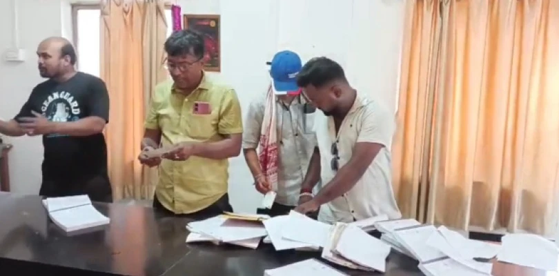 মনোজ তেওয়ারির অফিস ও সংলগ্ন ক্লাব থেকে উদ্ধার হল ত্রাণসামগ্রী, দলিল, হকিস্টিক