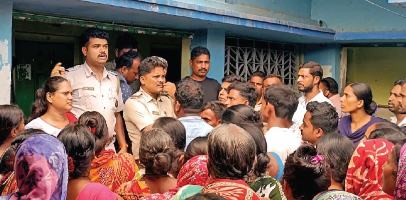 অন্নপূর্ণার টাকা না মেলায় বিক্ষোভ পুরসভা-পঞ্চায়েতে, ছোড়া হল ডিম