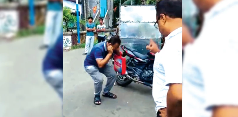 বারাসতে তৃণমূল নেতাকে কান ধরে ওঠবস করালেন বাসিন্দারা