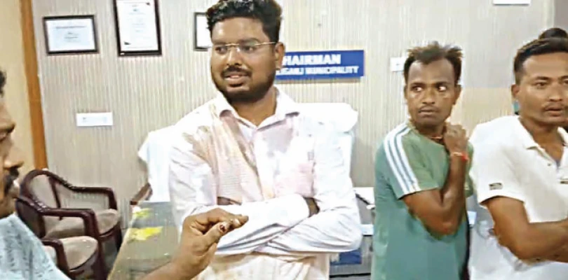 অন্নপূর্ণা যোজনার টাকা না পেয়ে তুমুল ক্ষোভ, মেখলিগঞ্জ পুরসভার চেয়াম্যানকে ডিম থেরাপি