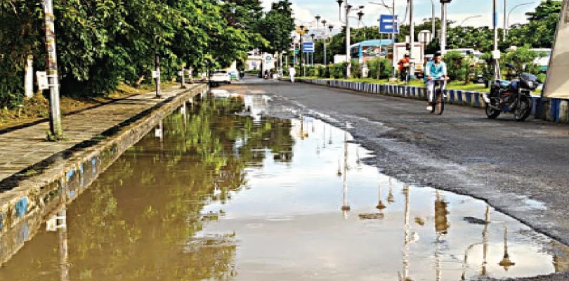 অল্প বৃষ্টিতেই জল নিউটাউনের সার্ভিস রোডে