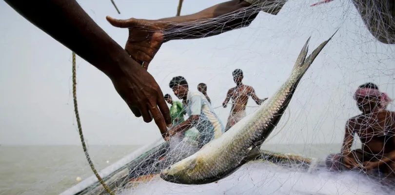মৎস্যজীবীদের সমুদ্রে যাওয়ায় নিষেধাজ্ঞা, চারদিন দুর্যোগপূর্ণ আবহাওয়া, মাইকিং