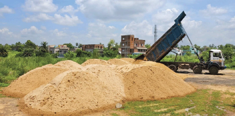 সিউড়ি ও রাজনগরে শুরু পাইলট প্রজেক্ট, আবাস উপভোক্তাদের ট্রাক্টরপিছু ১৫০০ টাকায় বালি