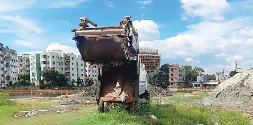 আপাতত অস্থায়ী ডাম্পিং গ্রাউন্ডে ফেলা হচ্ছে বারাসতের আবর্জনা, জমির মালিকের সঙ্গে আলোচনা সারলেন বিধায়ক