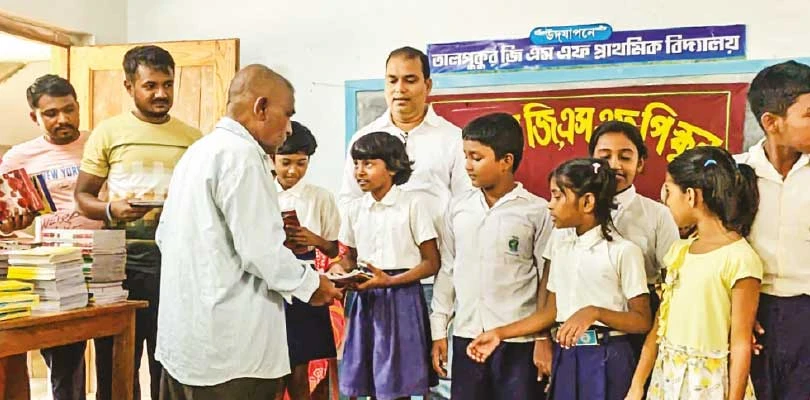 সাইকেলে তেল, মশলা ফেরি করে আদিবাসী শিশুদের শিক্ষার আলো দেখাচ্ছেন কাশীবাবু