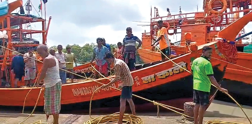 উপকূলে ফেরার সময় চড়ায় আটকাল ট্রলার, দীর্ঘক্ষণ পর উদ্ধার ৭ মৎস্যজীবী