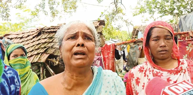 জারি নোটিস, তবুও ঘর  ছাড়তে নারাজ সালারের রেল বস্তির পরিবারগুলি ,বর্ষার তিন মাস ছাড়ের দাবি
