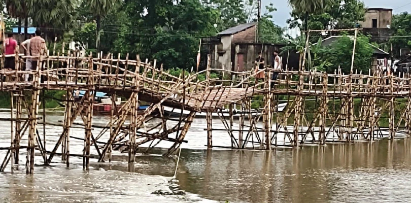 কুলিয়ায় ভাঙল বাঁশের সেতু