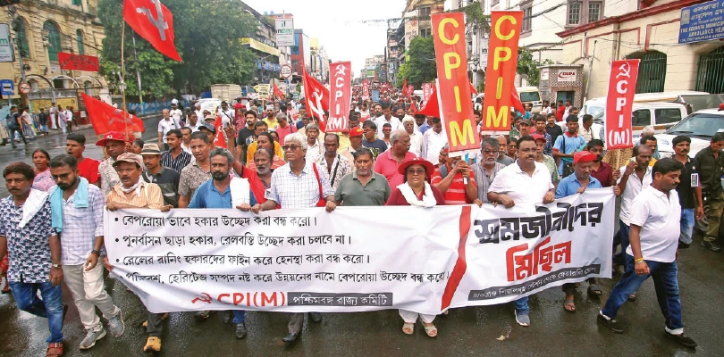 পুনর্বাসন ছাড়াই হকার উচ্ছেদের বিরুদ্ধে জোড়া মিছিল সিপিএমের