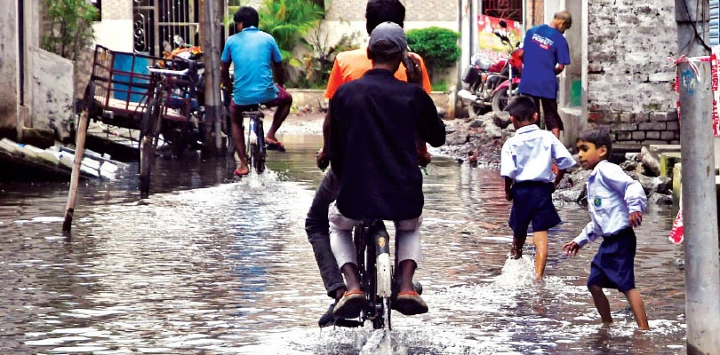 বৃষ্টিতে হাওড়ার একাধিক এলাকা  জলমগ্ন, পাম্প চালিয়ে নামল জল