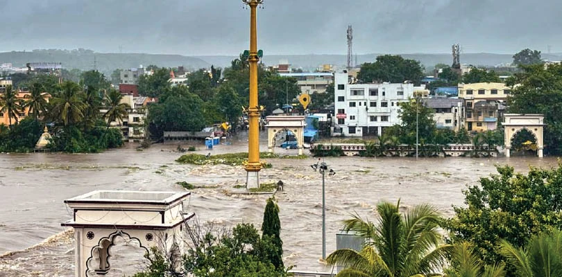 টানা বৃষ্টিতে বিপর্যস্ত মুম্বই, জলমগ্ন রাস্তা, বিঘ্ন রেল-বিমান পরিষেবা