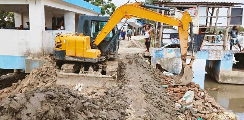 অবশেষে বর্ষার আগে হিঙ্গলগঞ্জে শুরু রায়মঙ্গল নদীর বাঁধ মেরামতির কাজ