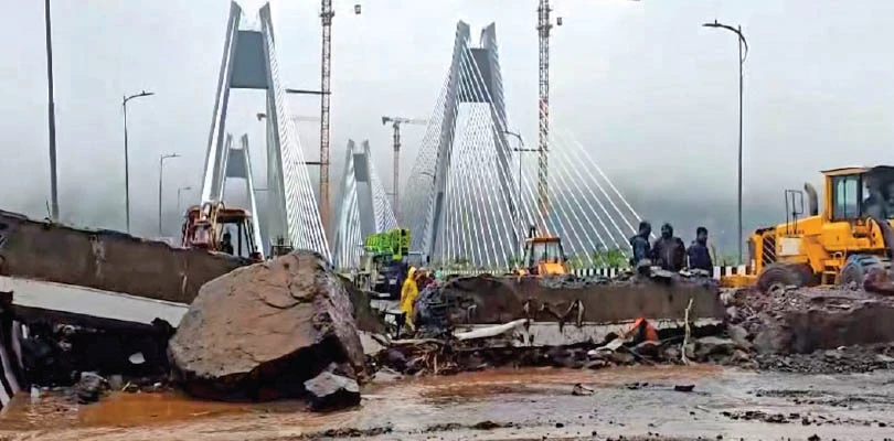 প্রথম বর্ষাতেই ধস ৭ হাজার কোটির পুনে-মুম্বই টানেলে