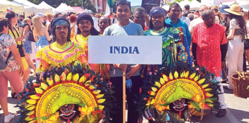 ছৌ নৃত্যে ‘মহিষাসুরমর্দিনী’, ‘শম্ভু-নিশম্ভু বধ’! পুরুলিয়ার শিল্পীদের অভিনয়ে মুগ্ধ ইউরোপ