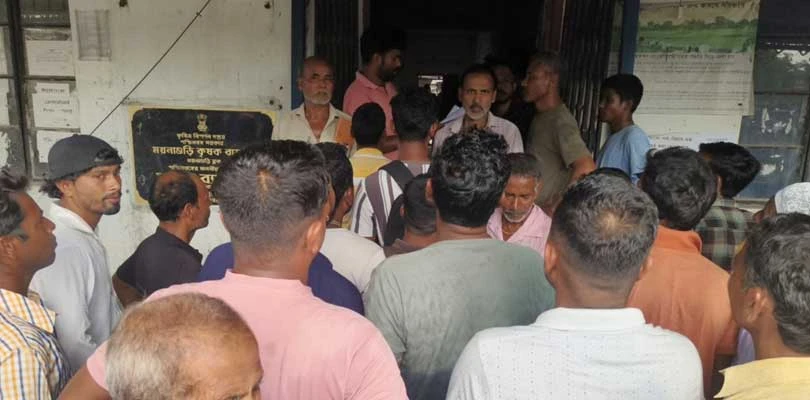 ক্ষতিপূরণ না পেয়ে ব্লক কৃষি দপ্তর ঘেরাও আলুচাষিদের