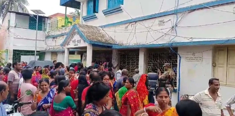 অন্নপূর্ণা যোজনার টাকা না পেয়ে তিন জেলায় ব্লক ও পঞ্চায়েত অফিসে মহিলাদের বিক্ষোভ