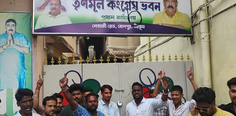 বোলপুরে ‘অনুব্রতর পার্টি অফিসে’ তালা, শোরগোল