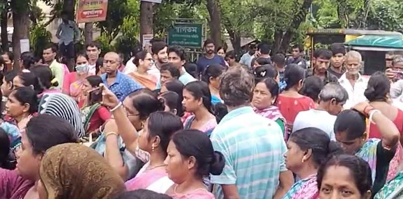 হলদিয়া ব্লকের সামনে ১১৬ নম্বর জাতীয় সড়ক অবরোধ করে অন্নপূর্ণা ভাতা না পেয়ে মহিলাদের বিক্ষোভ