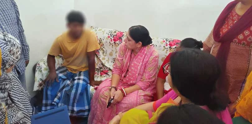 বারুইপুরে ধর্ষণ ও খুনের ঘটনায় মৃত নাবালিকার বাড়িতে অগ্নিমিত্রা পল, লকেট চট্টপাধ্যায় সহ ৬ জনের প্রতিনিধি দল