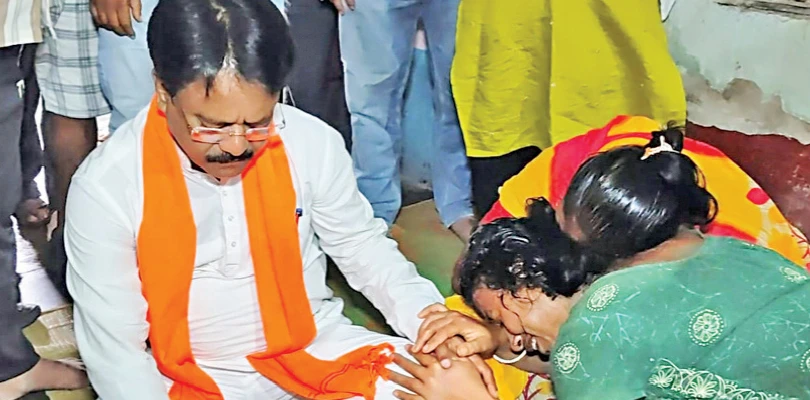 বনগাঁয় গাছের ডাল ভেঙে মৃত্যু, মৃতের বাড়িতে মন্ত্রী অশোক কীর্তনিয়া
