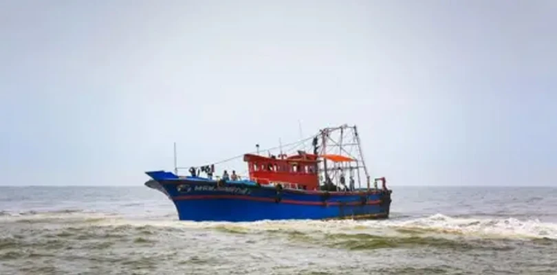 ১৫ জন মৎস্যজীবী সহ নিখোঁজ ট্রলার, যোগাযোগও বিচ্ছিন্ন!