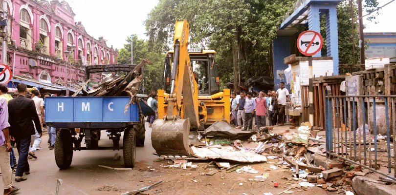 হাওড়ার প্রশাসনিক প্রাণকেন্দ্রে বুলডোজার, উচ্ছেদ ৩৫ গুমটি, যানজট মুক্তির আশা