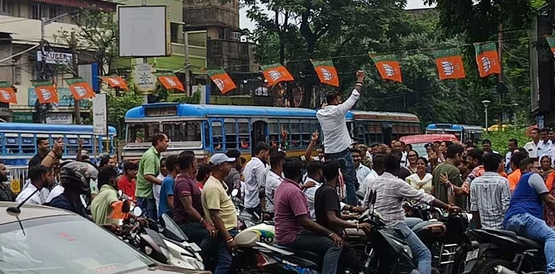 তৃণমূলের মিছিল শুরু হওয়ার আগে বিজেপি কর্মী- সমর্থকদের  ভিড়ে হাজরা মোড় অবরুদ্ধ, এলাকা জুড়ে মমতা বন্দ্যোপাধ্যায় এবং তৃণমূলের বিরুদ্ধে গান বাজছে