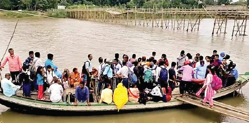 কুলিয়ায় ভাঙা বাঁশের সেতু মেরামত হয়নি, নৌকায় ঝুঁকি নিয়েই চলছে নদী পারাপার