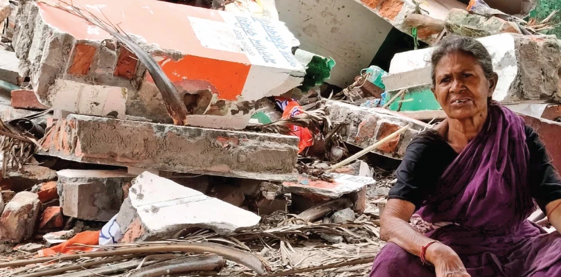 মুখ্যমন্ত্রীর আশ্বাস সত্ত্বেও পুজোর আগে হকার উচ্ছেদ, শহরে ফের বুলডোজার