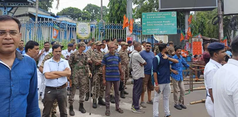 গন্ডগোলের আশঙ্কায় হাজরা মোড়ে মোতায়েন বিশাল পুলিশ বাহিনী ও কেন্দ্রীয় বাহিনীর জওয়ানরা