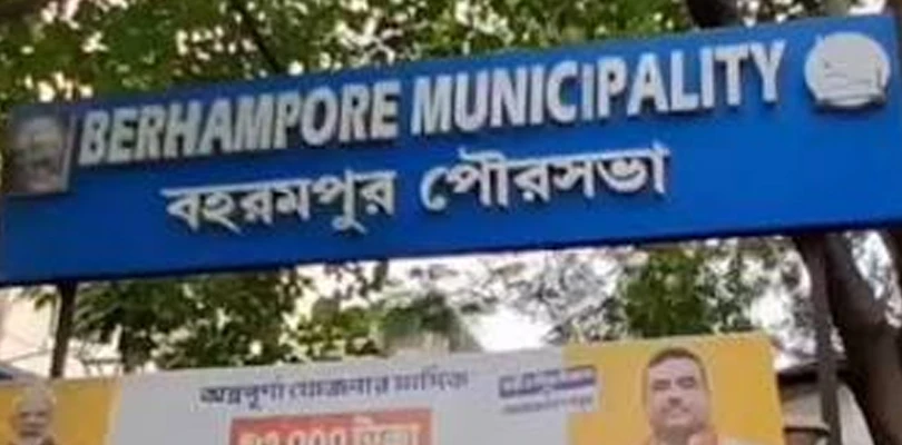ধুলো আগাছায় নষ্ট হচ্ছে বহরমপুরের ডিসপ্লে বোর্ডগুলি, পুরসভা উদাসীন