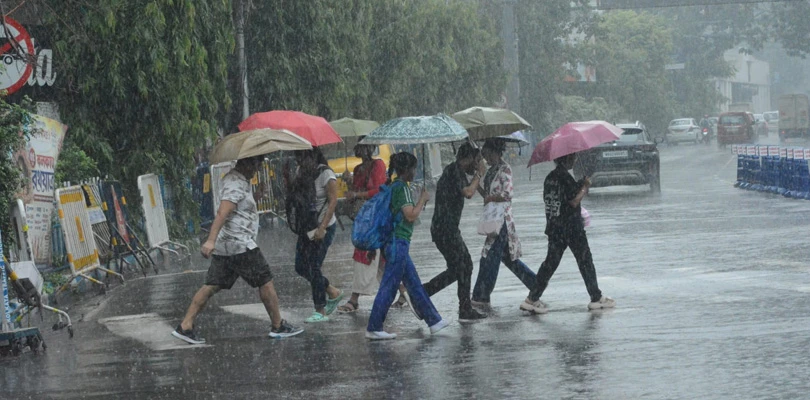 আগামী কয়েক ঘণ্টার মধ্যে উত্তর ২৪ পরগনা, হাওড়া, দক্ষিণ ২৪ পরগনা, হুগলি, পূর্ব বর্ধমান, নদীয়ায় অতি ভারী বৃষ্টির সম্ভাবনা, জারি কমলা সতর্কতা