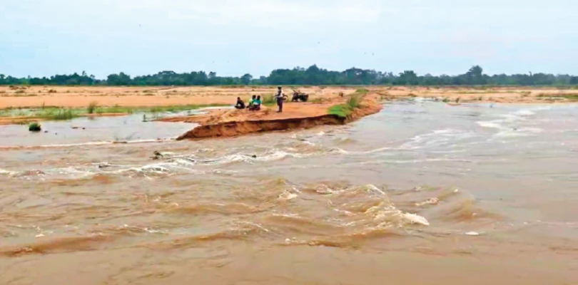 সুবর্ণরেখার জলের স্রোতে ভেসে গেল কাঠের সেতু