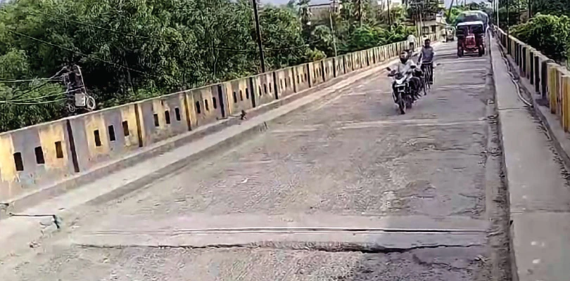 গুসকরায় কুনুর ও অবন সেতু বেহাল, অবিলম্বে সংস্কারের দাবি