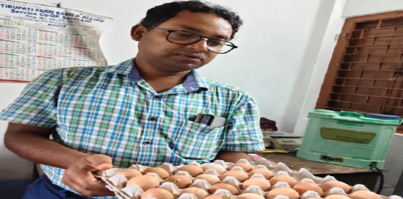 মাত্র ২ টাকায় মিলছে ডিম, কিনতে সকাল থেকে লাইন