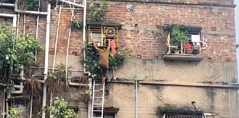 কার্নিশে উঠে ঝাঁপ দেওয়ার হুমকি, ঘণ্টাখানেকের চেষ্টায় উদ্ধার যুবক