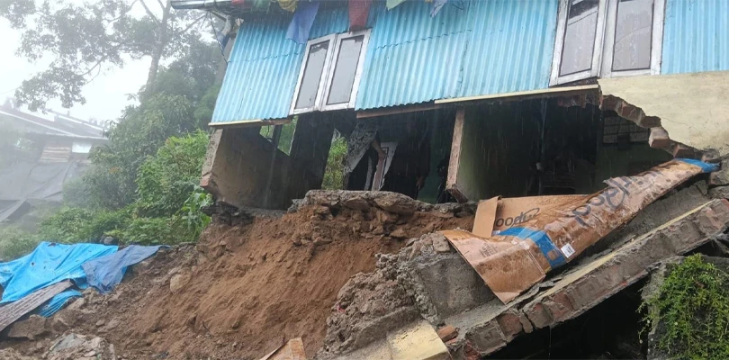 দার্জিলিংয়ের পুলবাজারে ধস, ভেঙে পড়ল বাড়ি