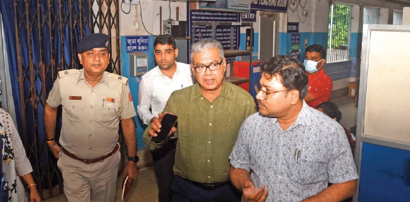 বারাসত মেডিকেল কলেজে পরিদর্শন স্বাস্থ্যমন্ত্রীর, গাফিলতির দায়ে শো-কজ