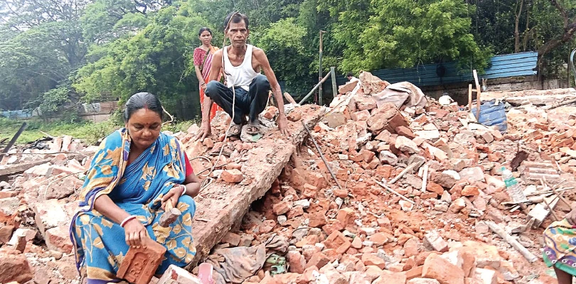 জামবনীর গিধনি বাজারে গুঁড়িয়ে দেওয়া হল ২৫৭টি দোকান, পুনর্বাসনের দাবি