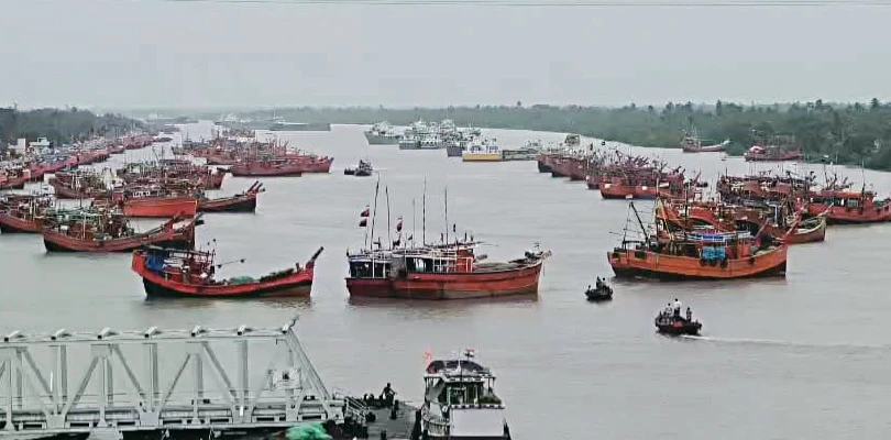 সমুদ্র উত্তাল, মাছ ধরতে যেতে না পারায় লোকসানের মুখে পড়ছেন মৎস্যজীবীরা