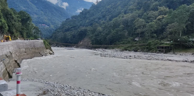 উত্তরবঙ্গে ভারী থেকে অতি ভারী বৃষ্টি, বিপদসীমার কাছাকাছি জলঢাকা নদী