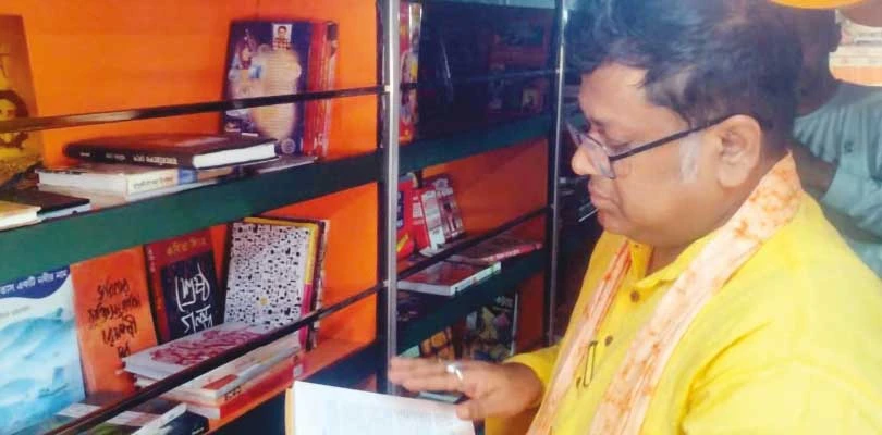 স্কুল পড়ুয়াদের বইমুখী করতে ভ্রাম্যমান লাইব্রেরি চালু সুকান্তর