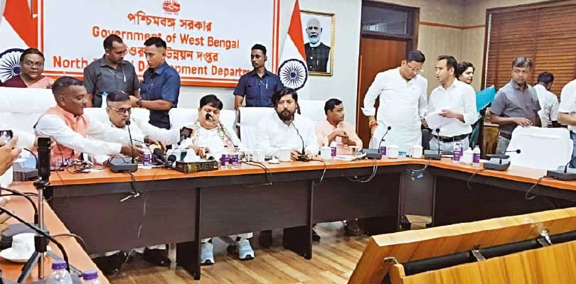 এক মাসের মধ্যে বন্ধ চা বাগান খোলার নির্দেশ দিলেন শ্রমমন্ত্রী
